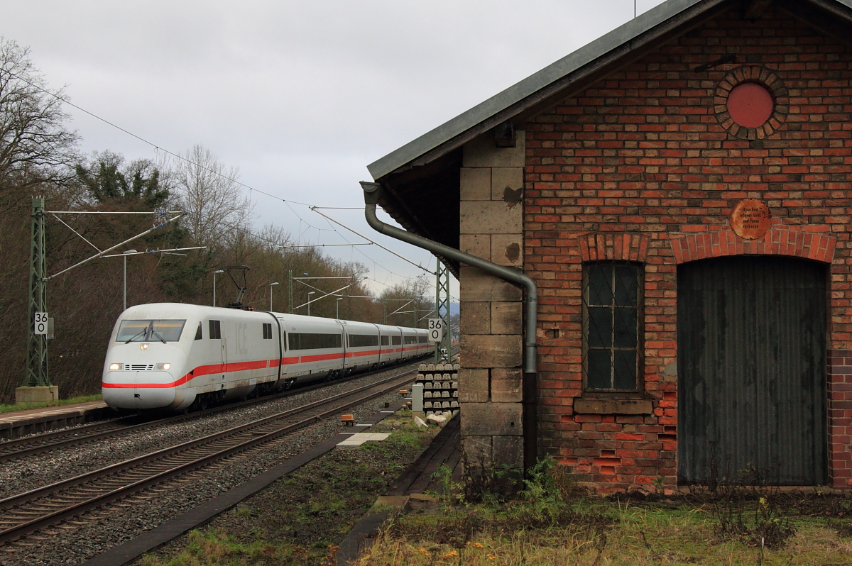 402 023-6  Schwerin  in Michelau/ Oberfranken am 23.12.2015.
