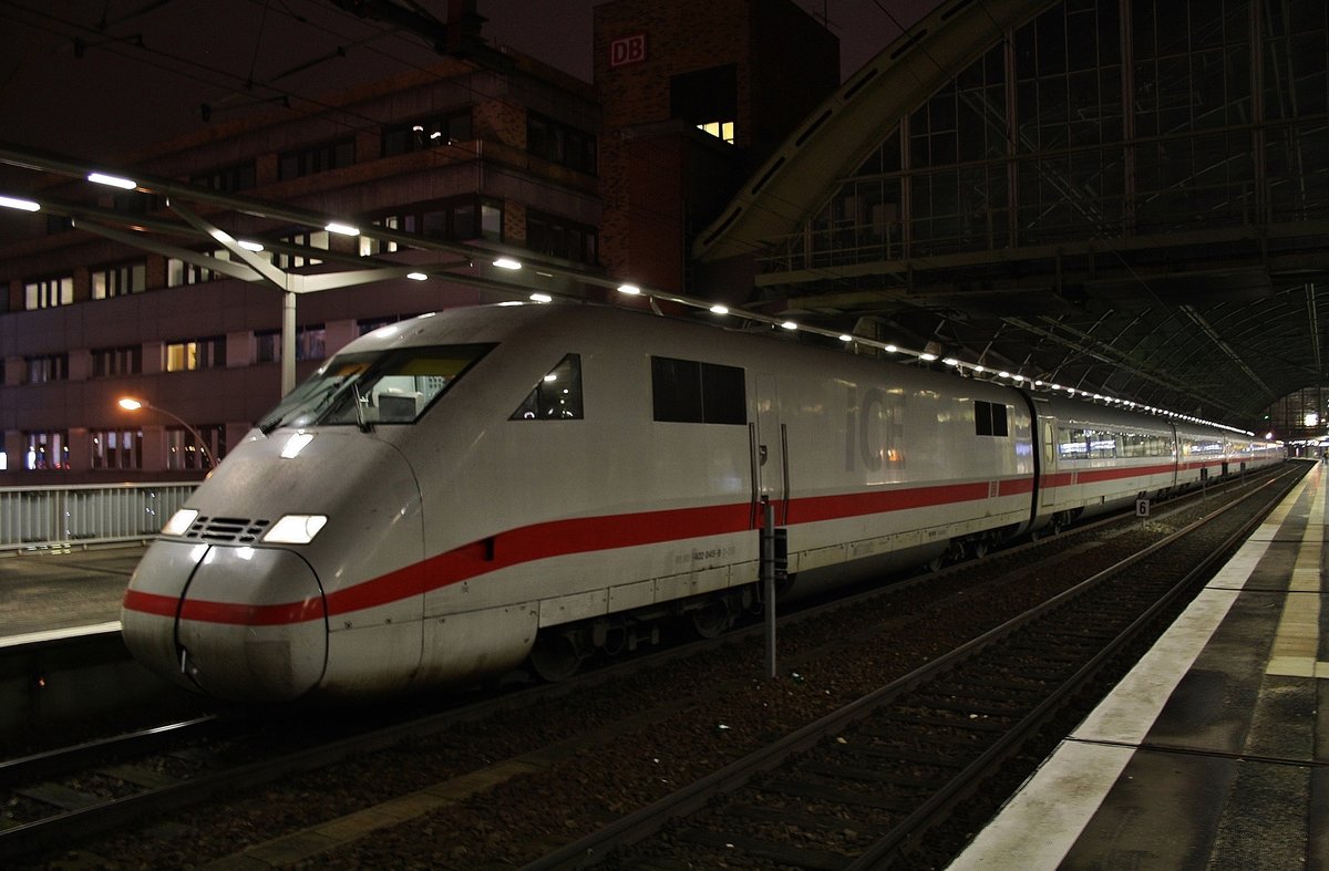 402 045-9 kam am 17.12.2016 als ICE598 aus München Hauptbahnhof nach Berlin Ostbahnhof.