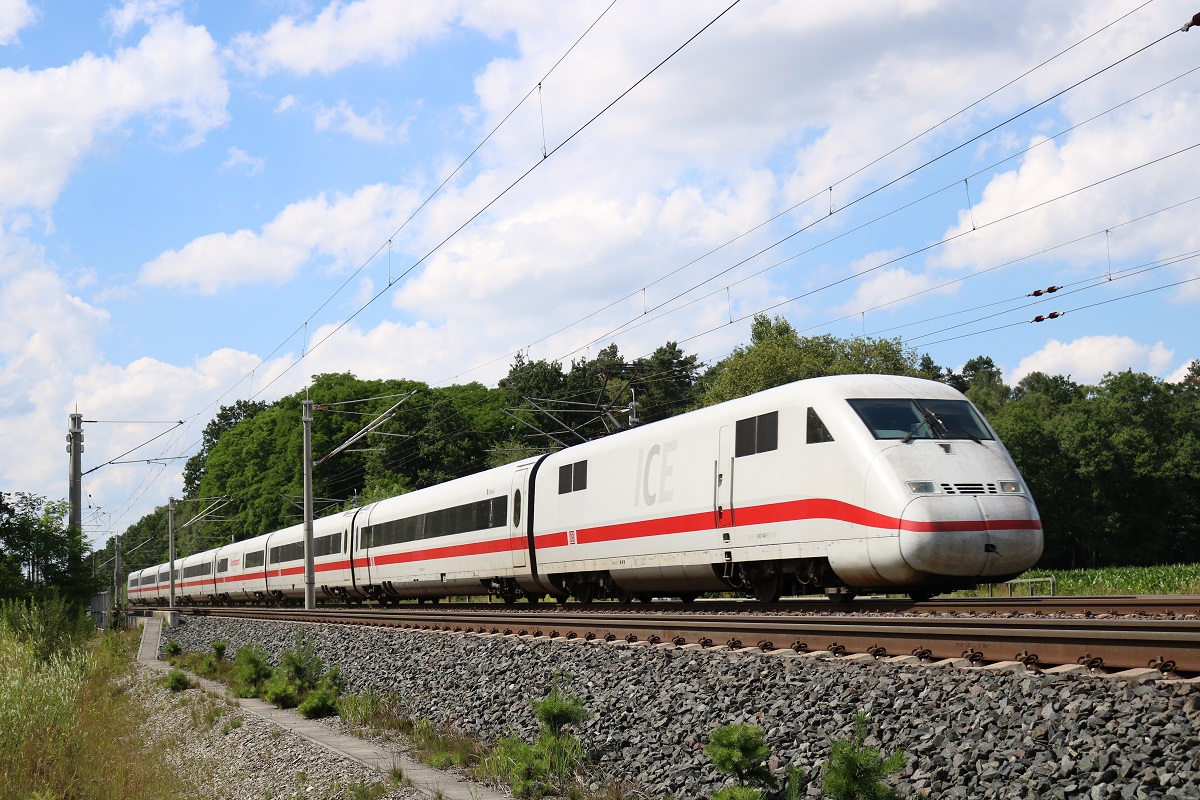 402 146-7 (Tz 216  Dessau ) als ICE 681 (Linie 25) von Lübeck Hbf nach München Hbf in Radbruch auf der Bahnstrecke Hannover–Hamburg (KBS 110). [6.7.2017 - 15:27 Uhr]