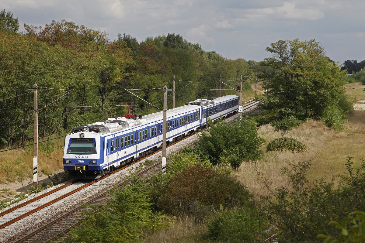 4020 234 + 4020.. als Schnellbahnzug bei Straßhof am 21.09.2016.