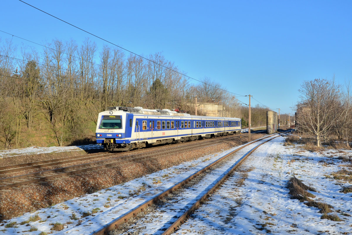 4020 246 am 06.01.2015 bei Strasshof am der Nordbahn. 