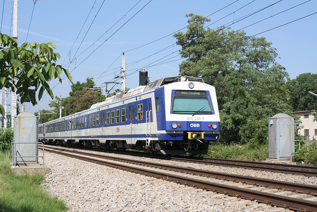 4020 259-0 als S2-ZugNr. 29381 am 04.Juli 2015 vor der Hst. Siemensstrasse.