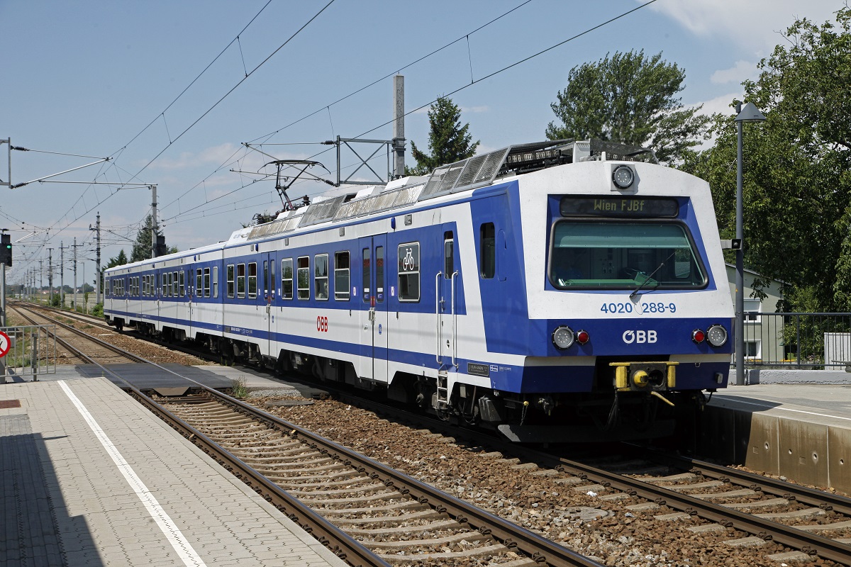 4020 288 erreicht soeben die Haltestelle Muckendorf - Wipfing. Das Bild endstand am 29.07.2016.