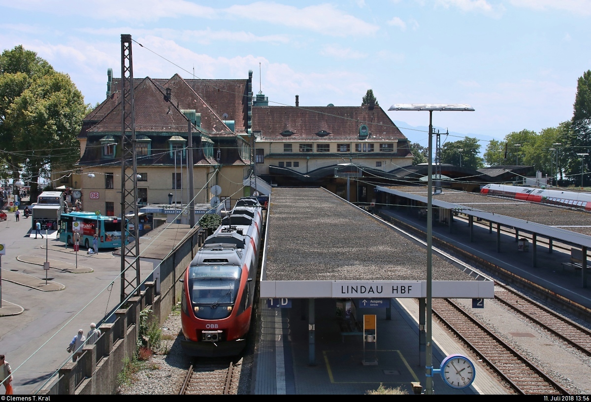 4024 034-3 (Bombardier Talent) der S-Bahn Vorarlberg (ÖBB) nach Bludenz (A) steht in seinem Startbahnhof Lindau Hbf auf Gleis 1.
Aufgenommen von einer Fußgängerbrücke.
[11.7.2018 | 13:56 Uhr]