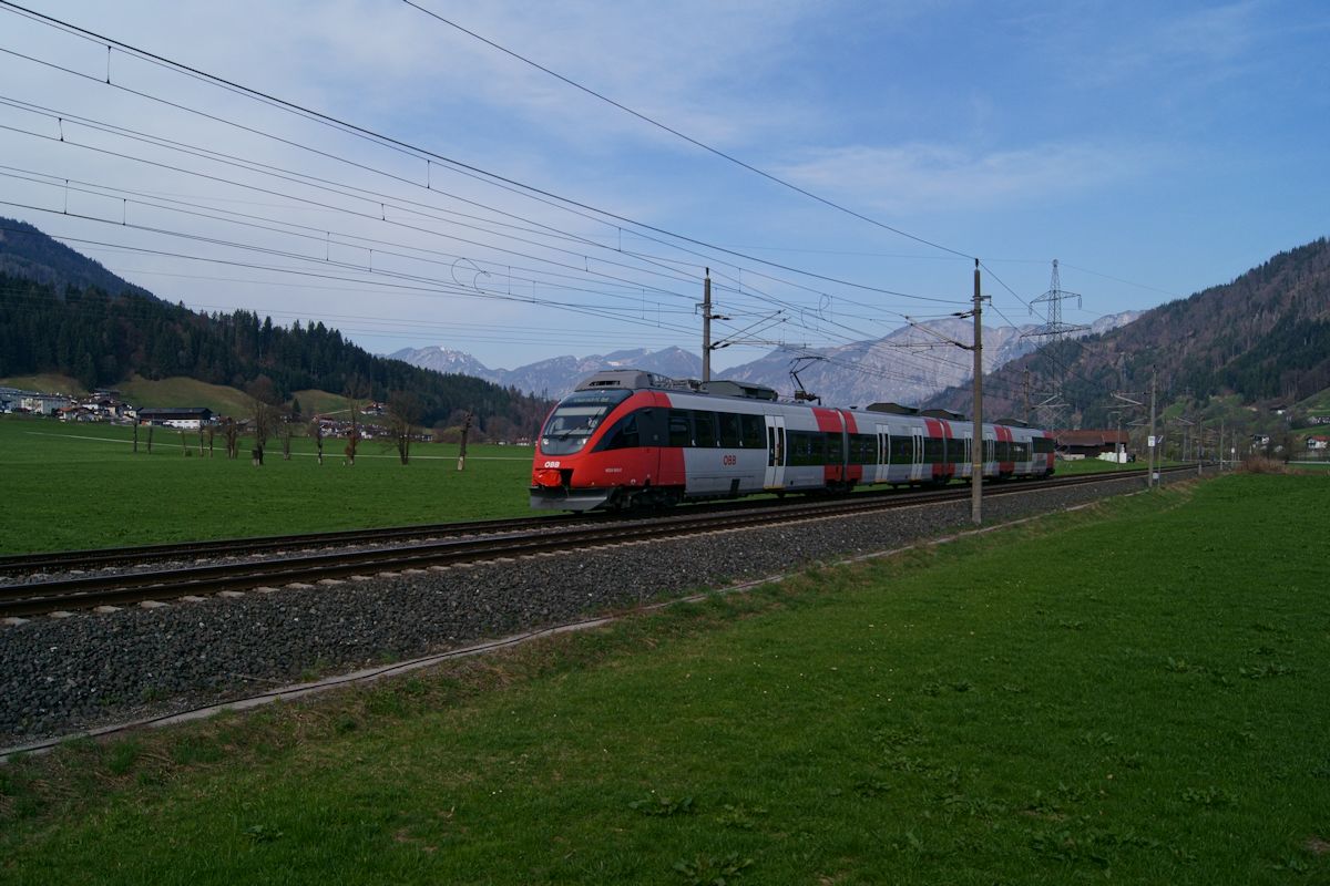 4024 063 war am 02.04.2017 als REX 1513 von Wörgl nach Schwarzach St. Veit unterwegs. Hier befindet sich der Zug im Wörgler Ortsteil Einöden kurz vor dem Bahnhof Hopfgarten im Brixental.