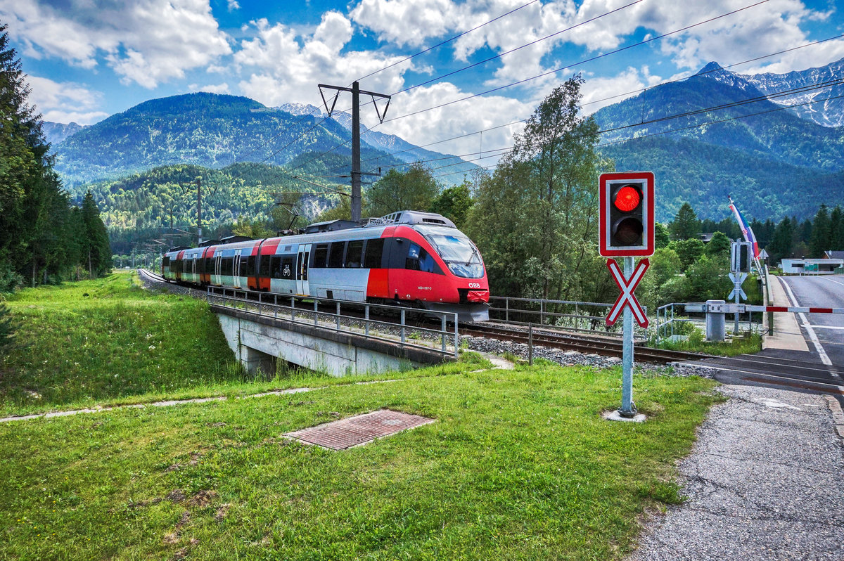 4024 097-0 fährt als S1 4223 (Friesach - Lienz) kurz vor der Haltestelle Berg im Drautal vorüber.
Aufgenommen am 19.5.2017.