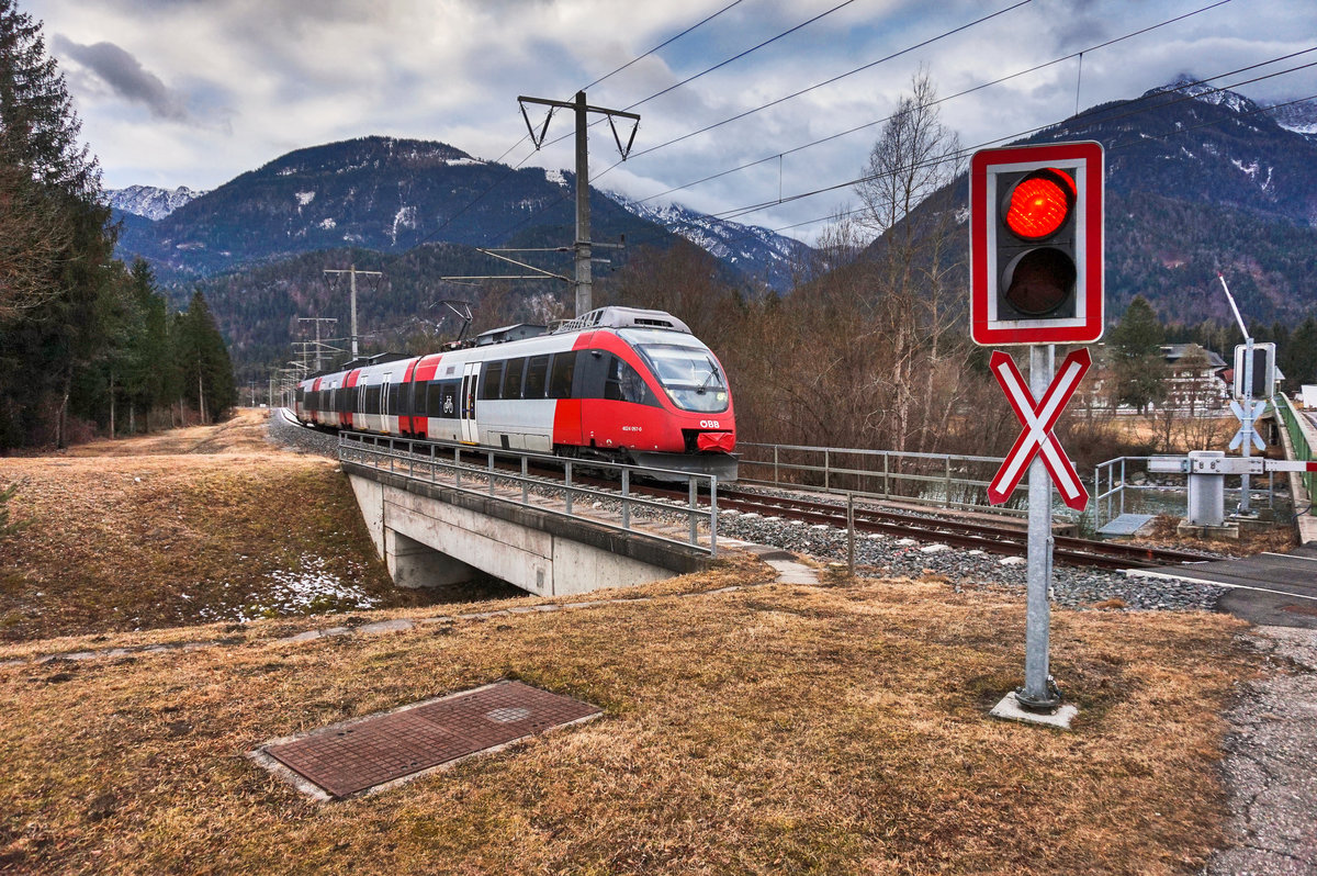 4024 097-0 fährt als S1 4233 (Friesach - Lienz) kurz vor der Haltestelle Berg im Drautal vorüber.
Aufgenommen am 2.2.2016.