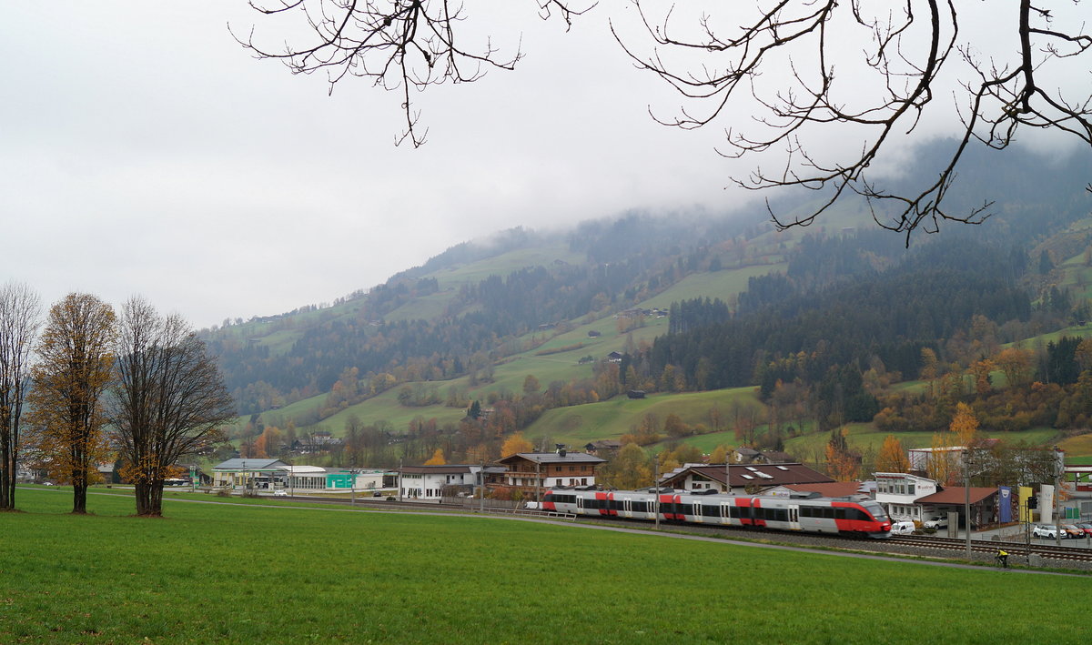 4024 109-3 legt sich bei Brixen im Thale als S 6 nach Saalfelden (kommend aus Brennero/Brenner, als S4 bis Innsbruck, als REX 5313 bis Wörgl Hbf) bei trüber Herbststimmung in die Kurve, 03.11.2018.