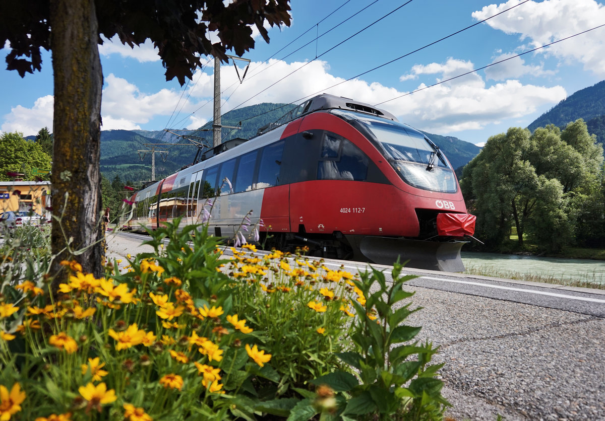 4024 112-7 als S1 4233 (Friesach - Lienz) am 7.7.2016 bei der Einfahrt in Berg im Drautal.