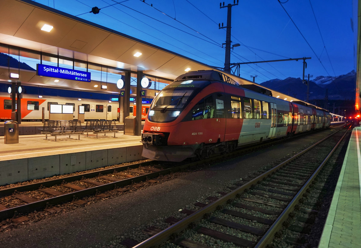 4024 113-5 wartet im Bahnhof Spittal-Millstättersee auf die Abfahrt als S1 4256 nach Freisach.
Aufgenommen am 17.12.2016.
