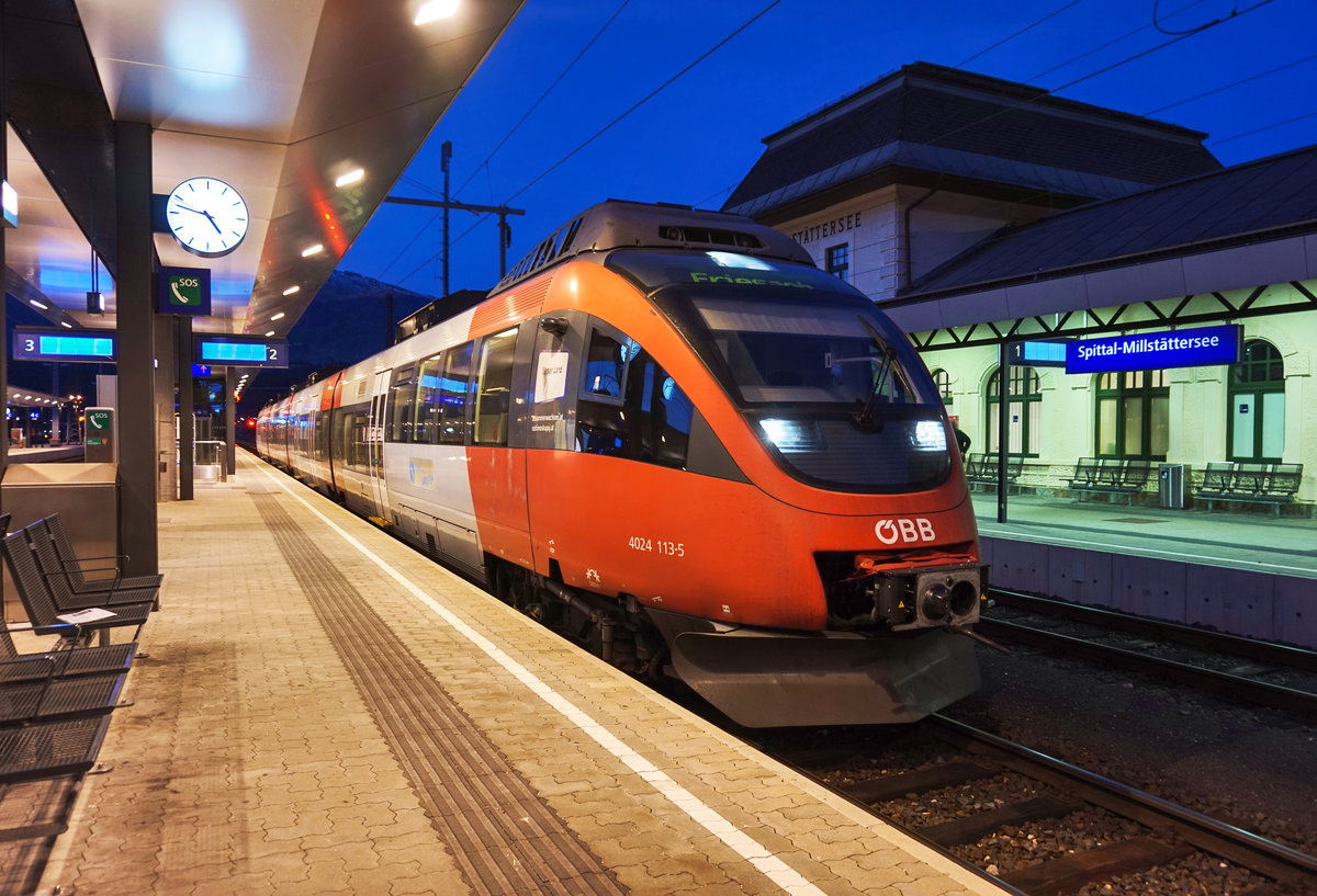 4024 113-5 wartet im Bahnhof Spittal-Millstättersee auf die Abfahrt als S1 4256 nach Freisach.
Aufgenommen am 17.12.2016.