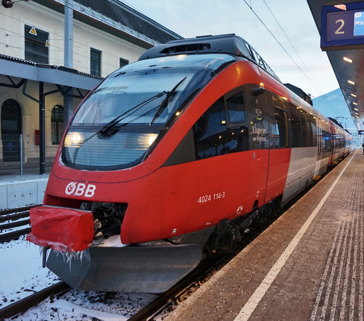 4024 114-3  Klagenfurt am Wörthersee  als R 4936 (Spittal-Millstättersee - Mallnitz-Obervellach) am 5.1.2016 in Spittal-Millstättersee. Dieser Zug ist der zweite und letzte Nahverkehrszug am Tag, auf der Tauern-Südrampe und das um 16:44 Uhr.
