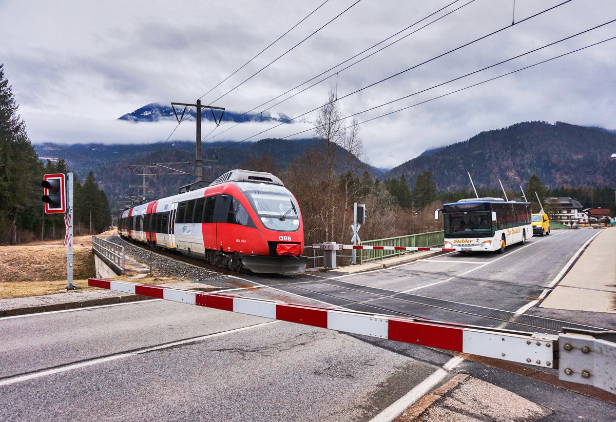 4024 116-8 begegnet als S1 4223 auf der Fahrt von Friesach nach Lienz, einem Bus der Kfl. 5021 auf der Fahrt von Steinfeld im Drautal Volksschule nach Oberdrauburg Bahnhof.
Aufgenommen am 9.3.2017 kurz vor der Haltestelle Berg im Drautal.