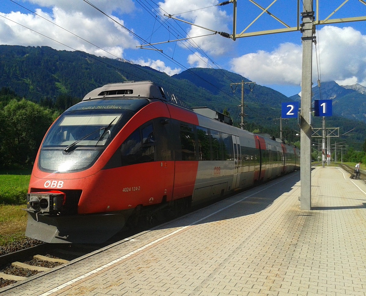 4024 124-2 als R 4855 (Lienz - Spittal-Millstättersee) am 10.7.2015 beim Halt in Greifenburg-Weißensee.