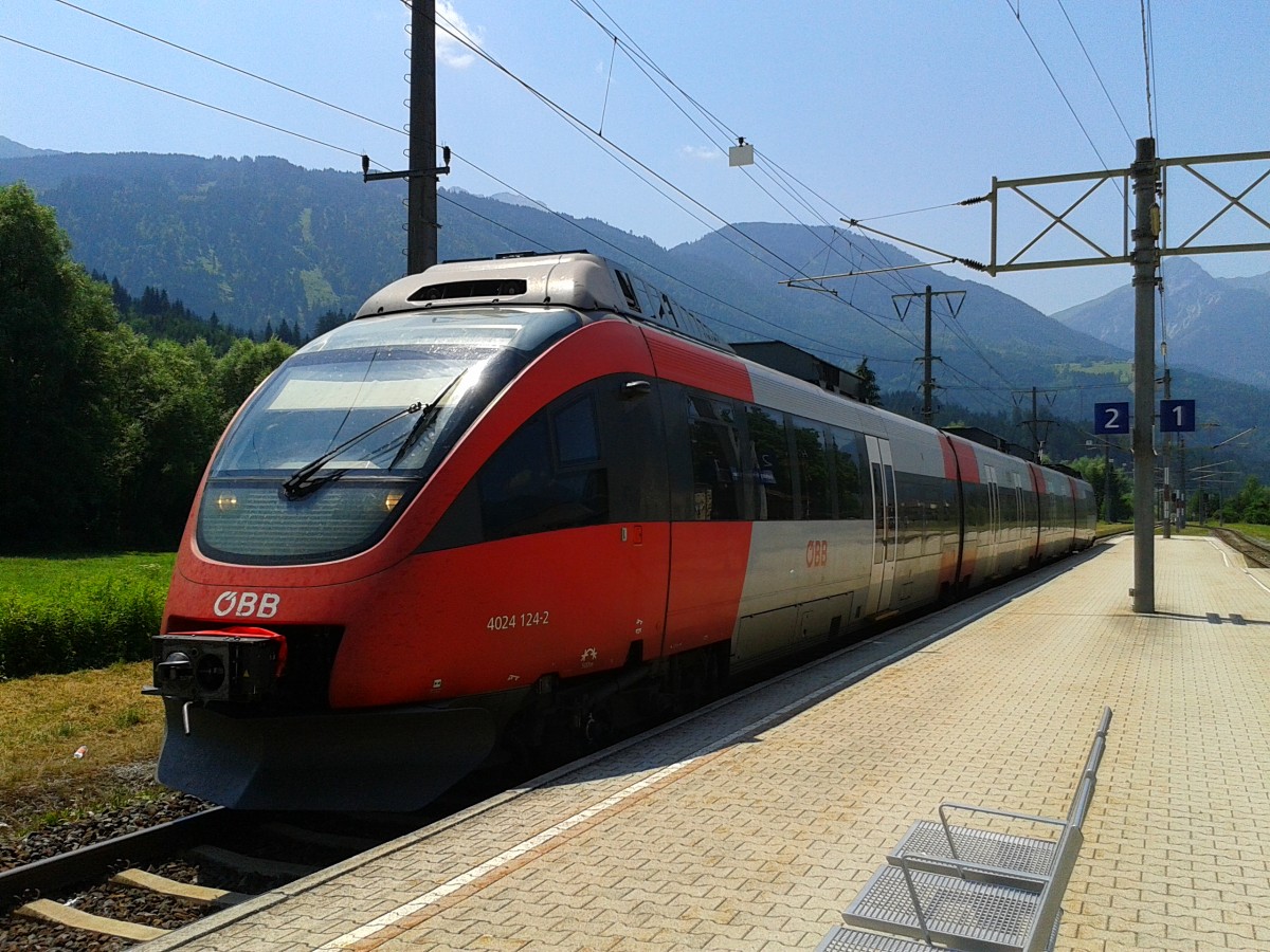 4024 124-2 als R 4861 (Lienz - Spittal-Millstättersee) am 7.7.2015 beim Halt in Greifenburg-Weißensee.