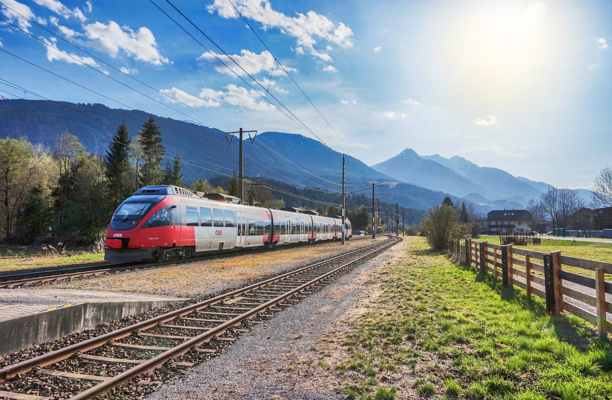 4024 124-2 fährt als S1 4239, auf der Fahrt von St. Veit a. d. Glan nach Lienz, aus dem Bahnhof Greifenburg-Weißensee aus.
Aufgenommen am 30.3.2017.