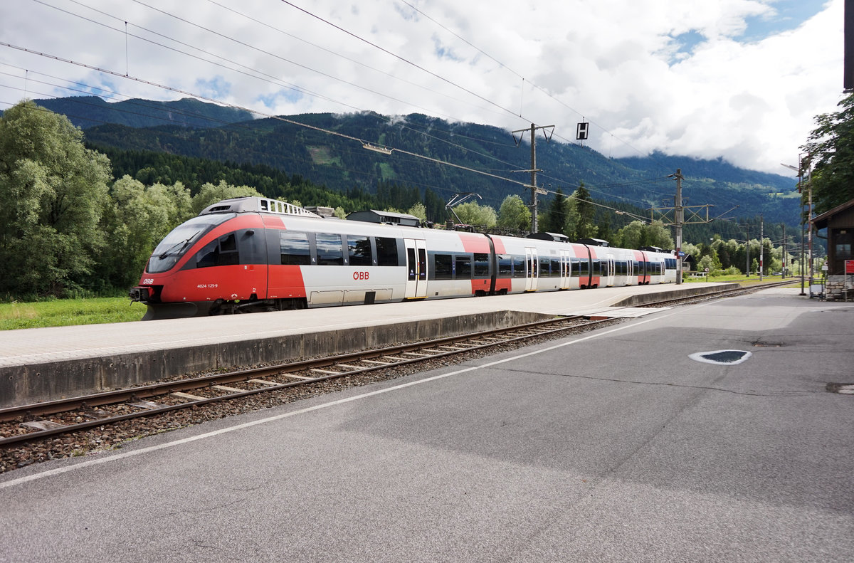 4024 125-9 als S1 4256 (Lienz - Friesach) fährt am 27.6.2016 in den Bahnhof Bahnhof Greifenburg-Weißensee ein.