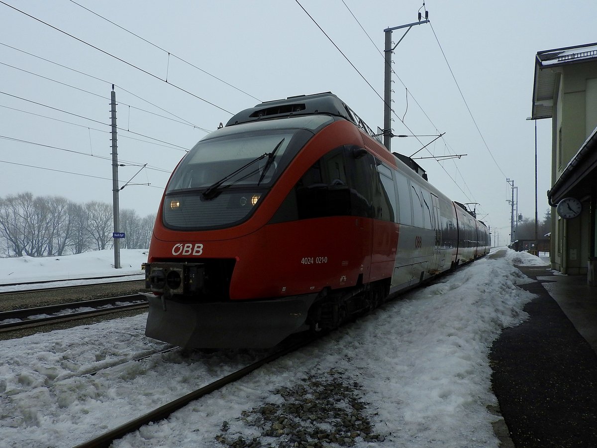 4024 129-1 verlässt als REX3006 den verschneiten Bahnhof Redl-Zipf; 170204