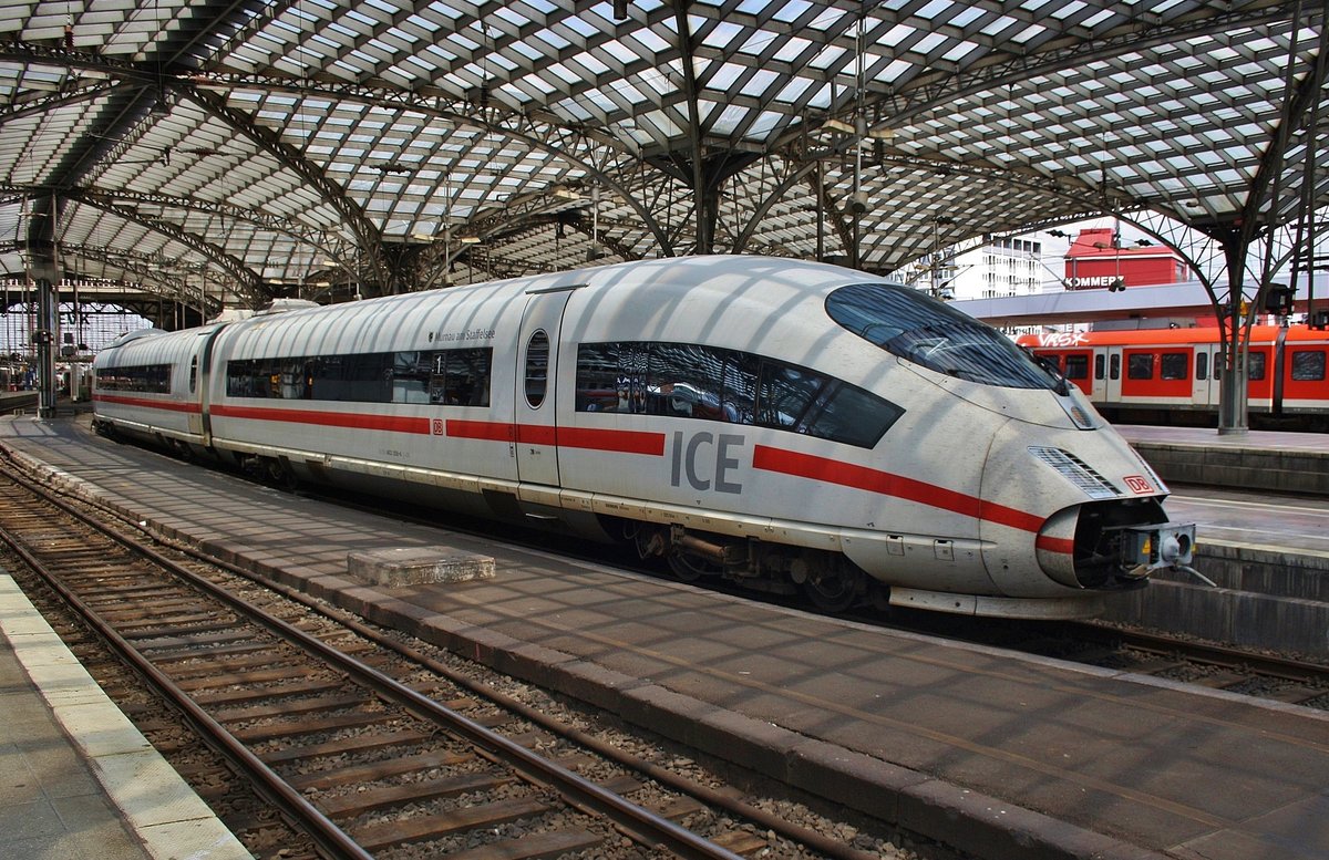 403 008-6  Murnau am Staffelsee  und 403 511-9  Wiesbaden  werden am 5.7.2017 als ICE107 nach Basel SBB im Kölner Hauptbahnhof bereitgestellt.