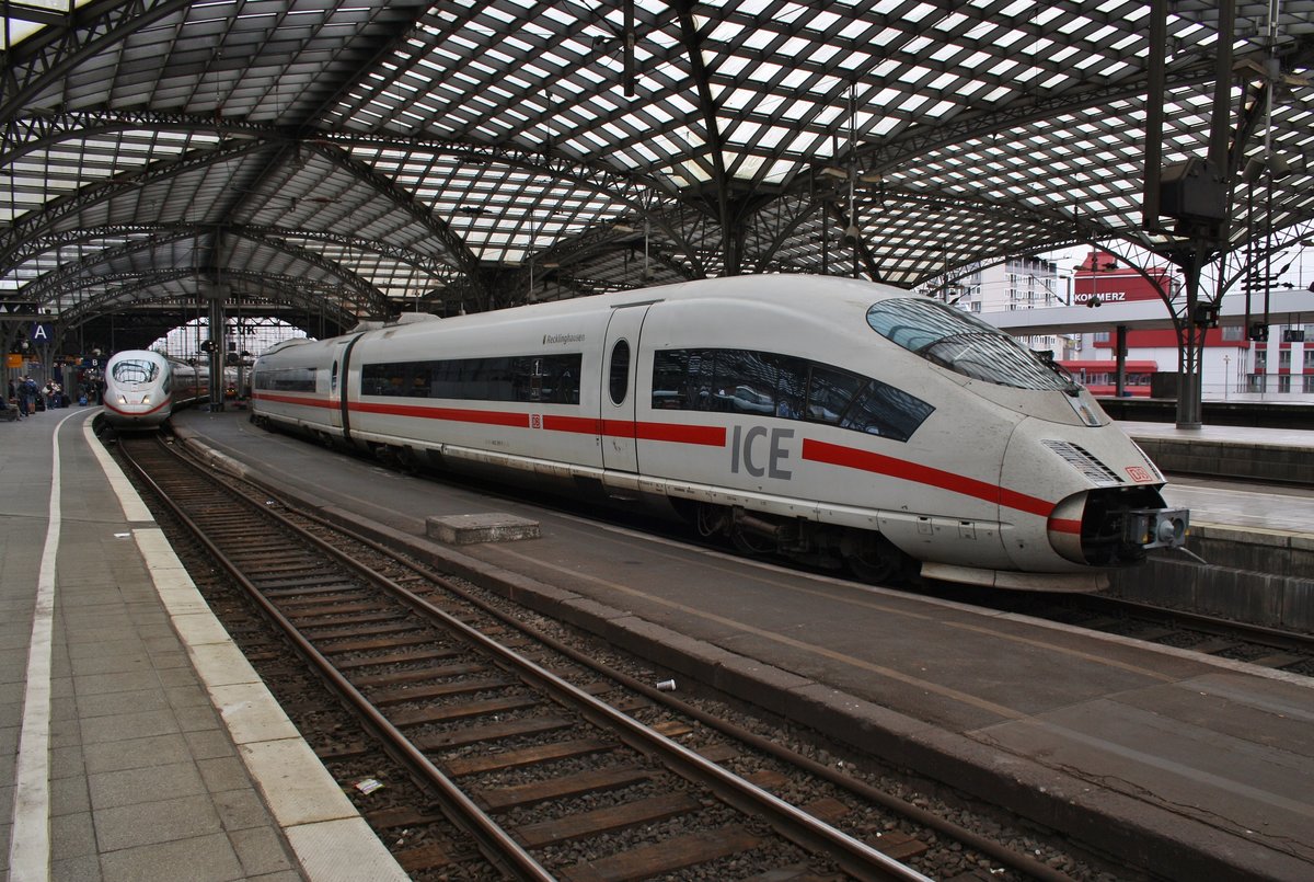 403 017-7  Recklinghausen  und 403 010-2  Wolfsburg  stehen am 1.7.2017 als ICE109 nach Basel SBB im Kölner Hauptbahnhof bereit.