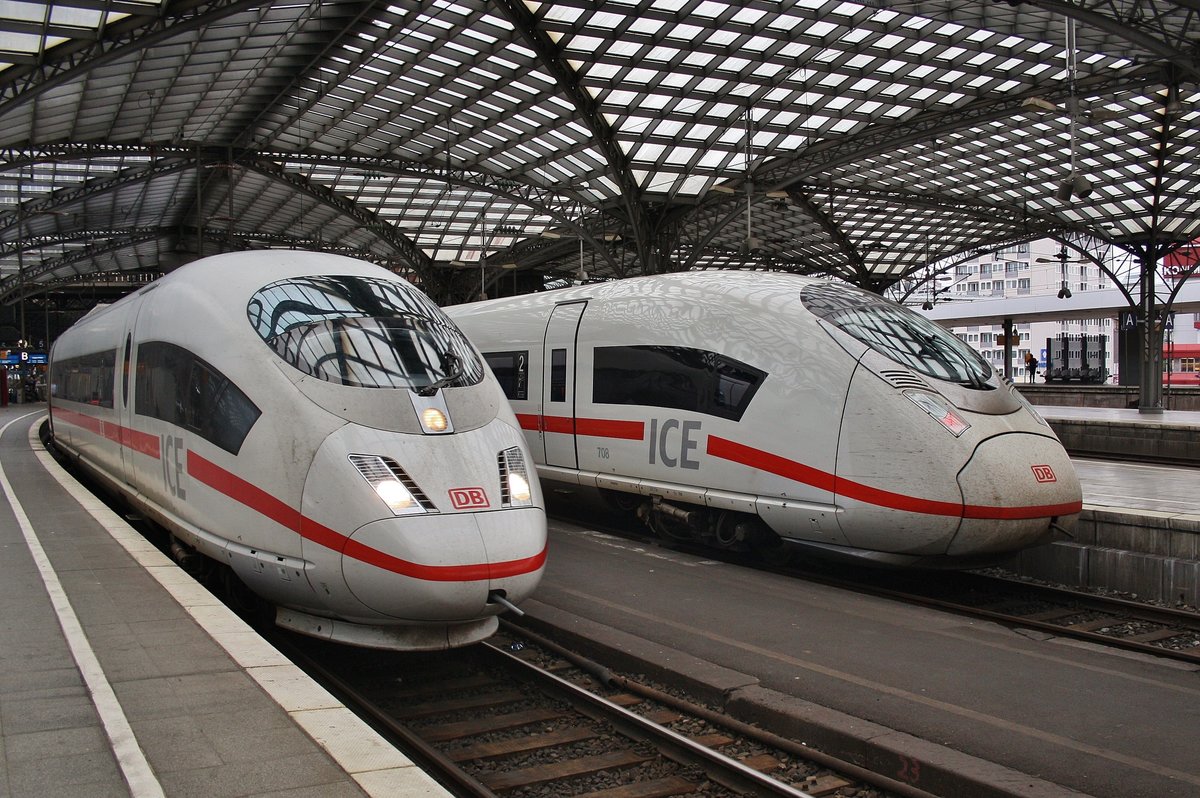 403 029-2 trifft am 2.7.2017 als ICE616 von München Hauptbahnhof nach Dortmund Hauptbahnhof im Kölner Hauptbahnhof auf 407 508-1 als ICE513 von Münster(Westf) Hauptbahnhof nach München Hauptbahnhof. 