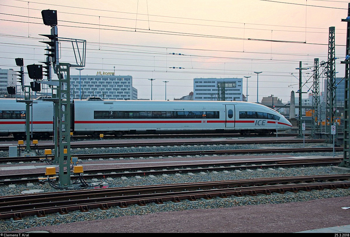 403 036 (Tz 336  Ingolstadt ) als ICE 1009 (Linie 29) von Berlin Hbf (tief) nach München Hbf erreicht Halle(Saale)Hbf auf Gleis 8. [25.3.2018 | 19:15 Uhr]