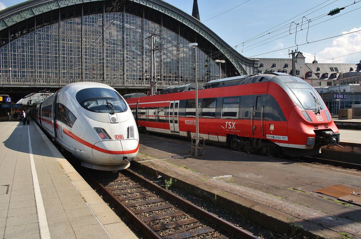 403 053-2  Neu-Ulm  trifft am 4.7.2017 als ICE201 von Köln Hauptbahnhof nach Basel SBB im Kölner Hauptbahnhof auf 442 261-4 als RE9 (RE10969)  Rhein-Sieg-Express  von Köln Hauptbahnhof nach Siegen.