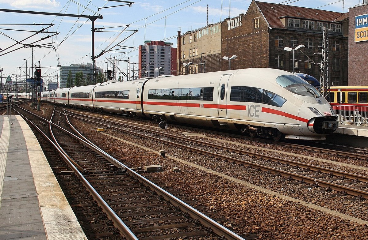 403 061-5  Celle  verlässt am 28.5.2017 als ICE856 von Berlin Ostbahnhof nach Köln Hauptbahnhof mit 403 013-6  Treuchtlingen  als ICE846 ebenfalls von Berlin Ostbahnhof nach Köln Hauptbahnhof den Startbahnhof.