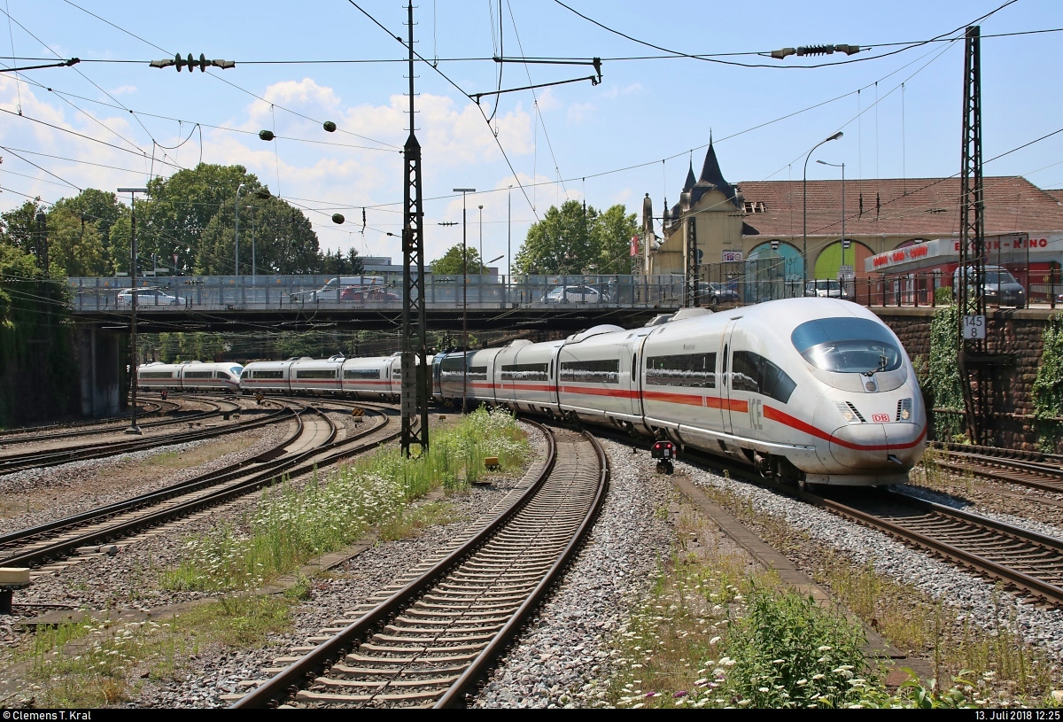 403 502 (Tz 302  Hansestadt Lübeck ) und 403 508 (Tz 308  Murnau am Staffelsee ) als ICE 108 (Linie 43) von Basel SBB (CH) nach Köln Hbf erreichen überpünktlich den Bahnhof Offenburg auf Gleis 3.
[13.7.2018 | 12:25 Uhr]