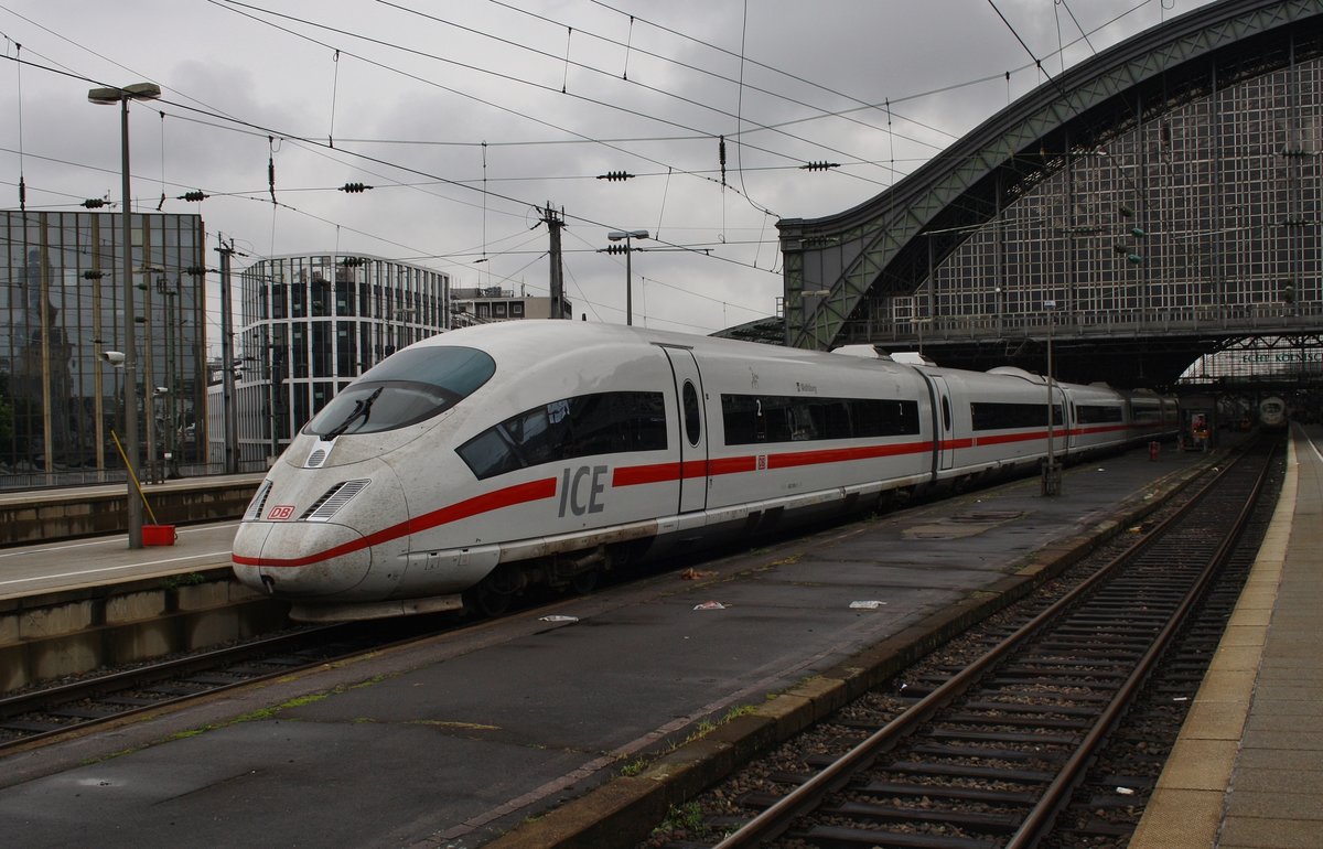 403 510-1  Wolfsburg  und 403 517-6  Recklinghausen  stehen am 1.7.2017 als ICE109 nach Basel SBB im Kölner Hauptbahnhof bereit.
