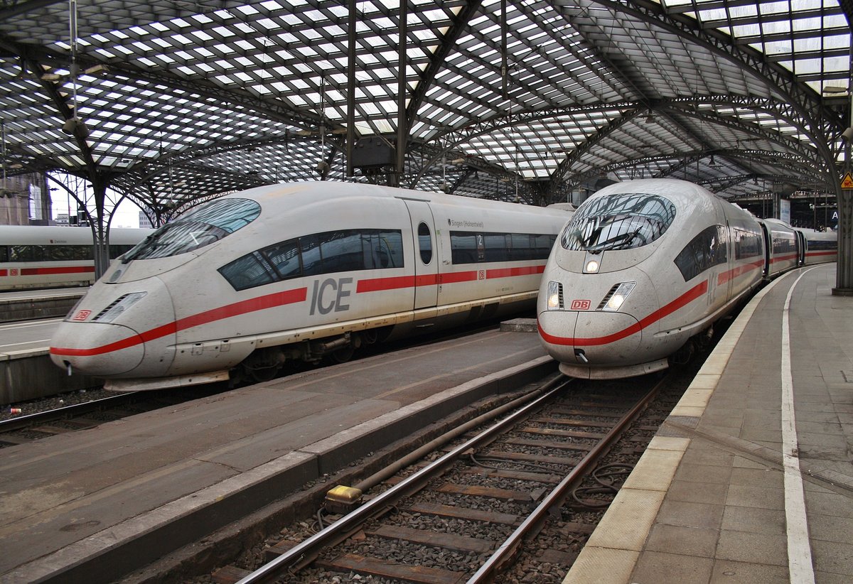 403 515-0  Singen(Hohentwiel)  trifft am 1.7.2017 als ICE816 von Frankfurt(Main) Hauptbahnhof im Kölner Hauptbahnhof auf 403 028-4  Aachen  als ICE106 von Basel SBB nach Dortmund Hauptbahnhof. 