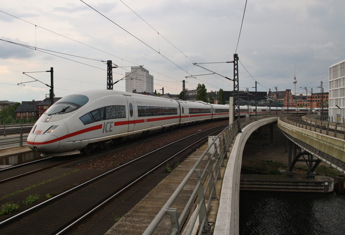 403 516-8  Siegburg  erreicht am 14.5.2017 als ICE846 von Berlin Ostbahnhof nach Köln Hauptbahnhof zusammen mit 403 518-4  Münster(Westf)  als ICE856 von Berlin Ostbahnhof nach Köln Hauptbahnhof den Berliner Hauptbahnhof.
