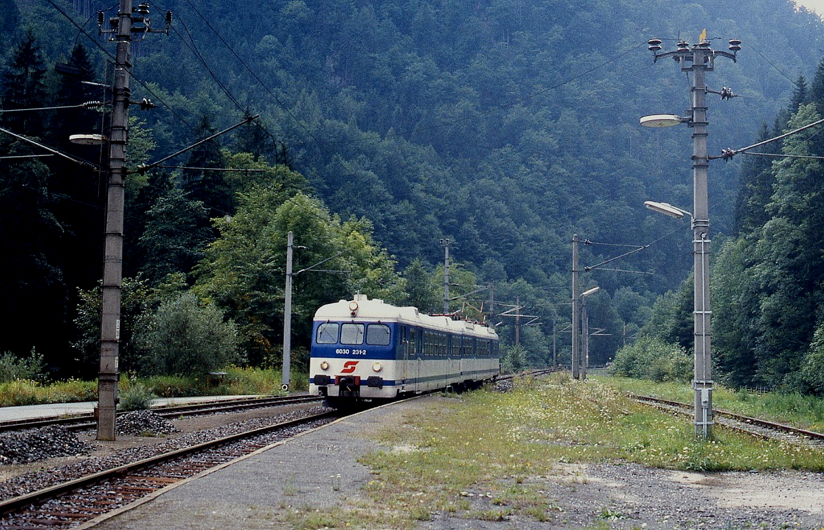 4030/6030 231 fährt im Sommer 1995 auf seiner Fahrt von Hieflau nach Eisenerz in den Bahnhof Radmer ein
