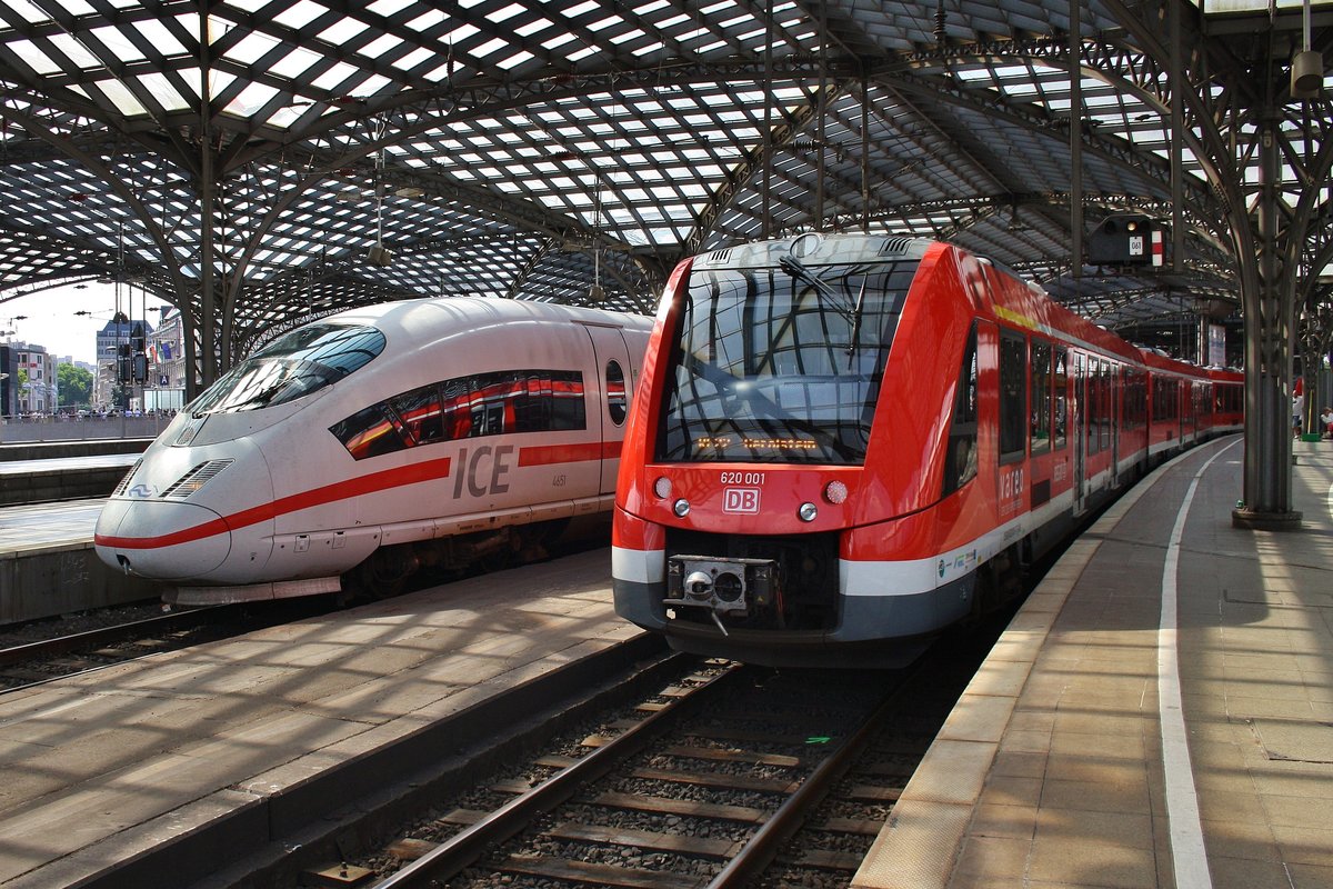 406 051-3  Amsterdam  trifft am 4.7.2017 als ICE17 von Bruxelles Midi nach Frankfurt(Main) Hauptbahnhof im Kölner Hauptbahnhof auf 620 001-7 als RB24 (RB11431)  Eifel-Bahn  von Köln Messe/Deutz nach Gerolstein.  