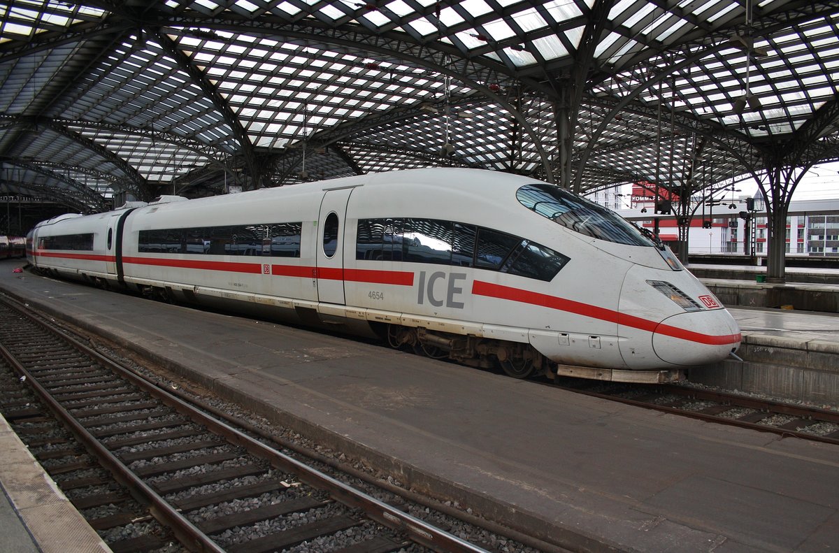 406 054-7 steht am 2.7.2017 als ICE215 von Bruxelles Midi nach Frankfurt(Main) Hauptbahnhof im Kölner Hauptbahnhof.