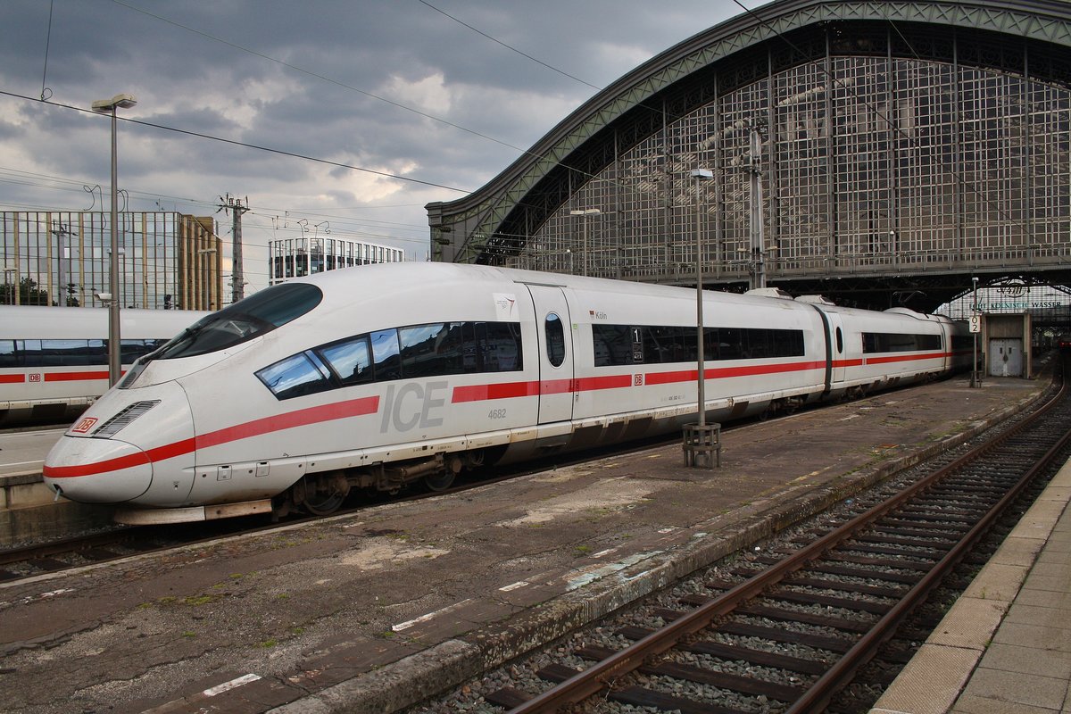 406 082-8  Köln  fährt am 3.7.2017 auf dem Weg als ICE215 von Bruxelles Midi nach Frankfurt(Main) Hauptbahnhof in den Kölner Hauptbahnhof ein.
