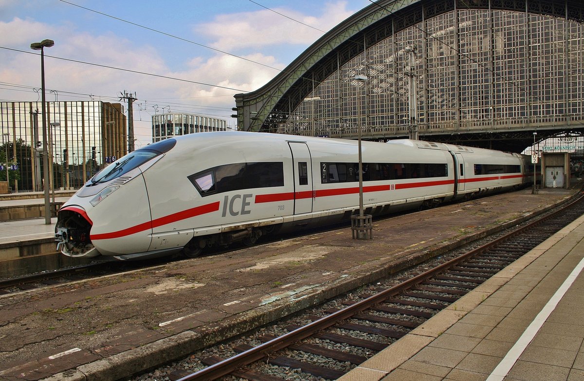 407 503-2 steht am 2.7.2017 als ICE911 von Köln Hauptbahnhof nach Frankfurt(Main) Hauptbahnhof im Kölner Hauptbahnhof bereit. 