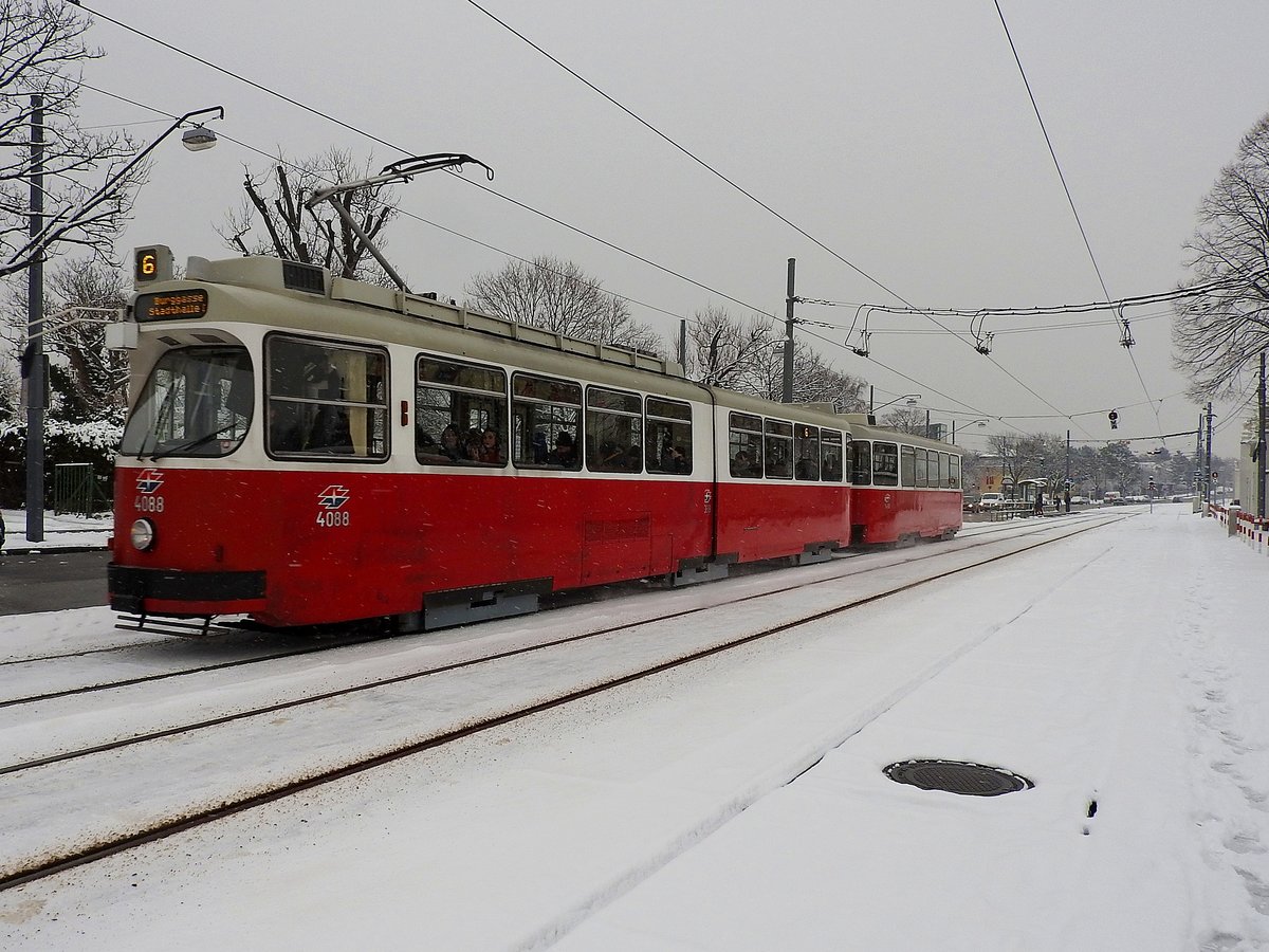 4088 verkehrt bei leichtem Schneetreiben als Linie6 in Richtung Burggasse; nächst Wiener Zentralfriedhof-Tor3; 180221