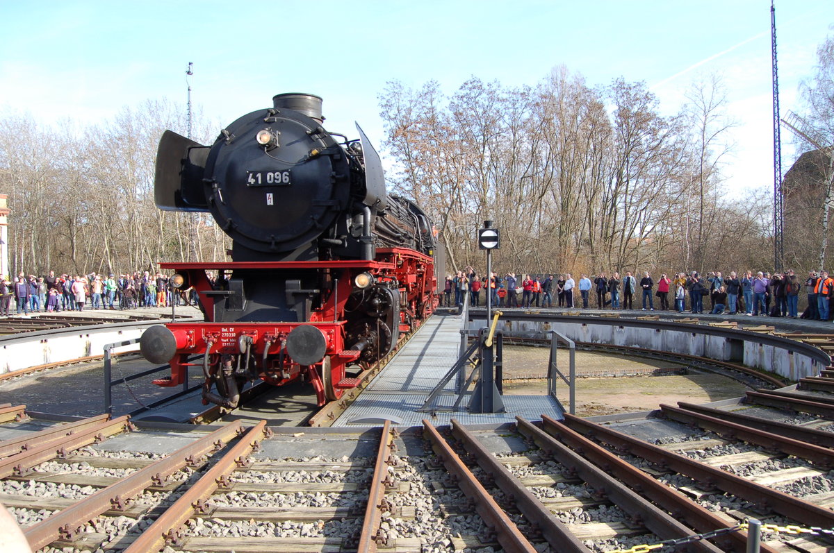 41 096 am 04.03.2017 auf der Drehscheibe des Deutschen Technik Museums, umringt von Eisenbahn-Fans