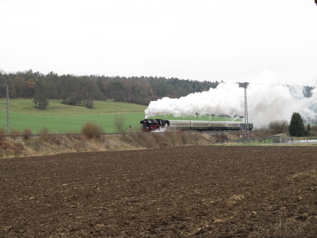41 1144-9 ist am 30.11.2013 mit ihrem  Wartburg-Express  auf dem Weg nach Eisenach. Hier ist sie, bei voller Fahrt, kurz vor Großschwabhausen.