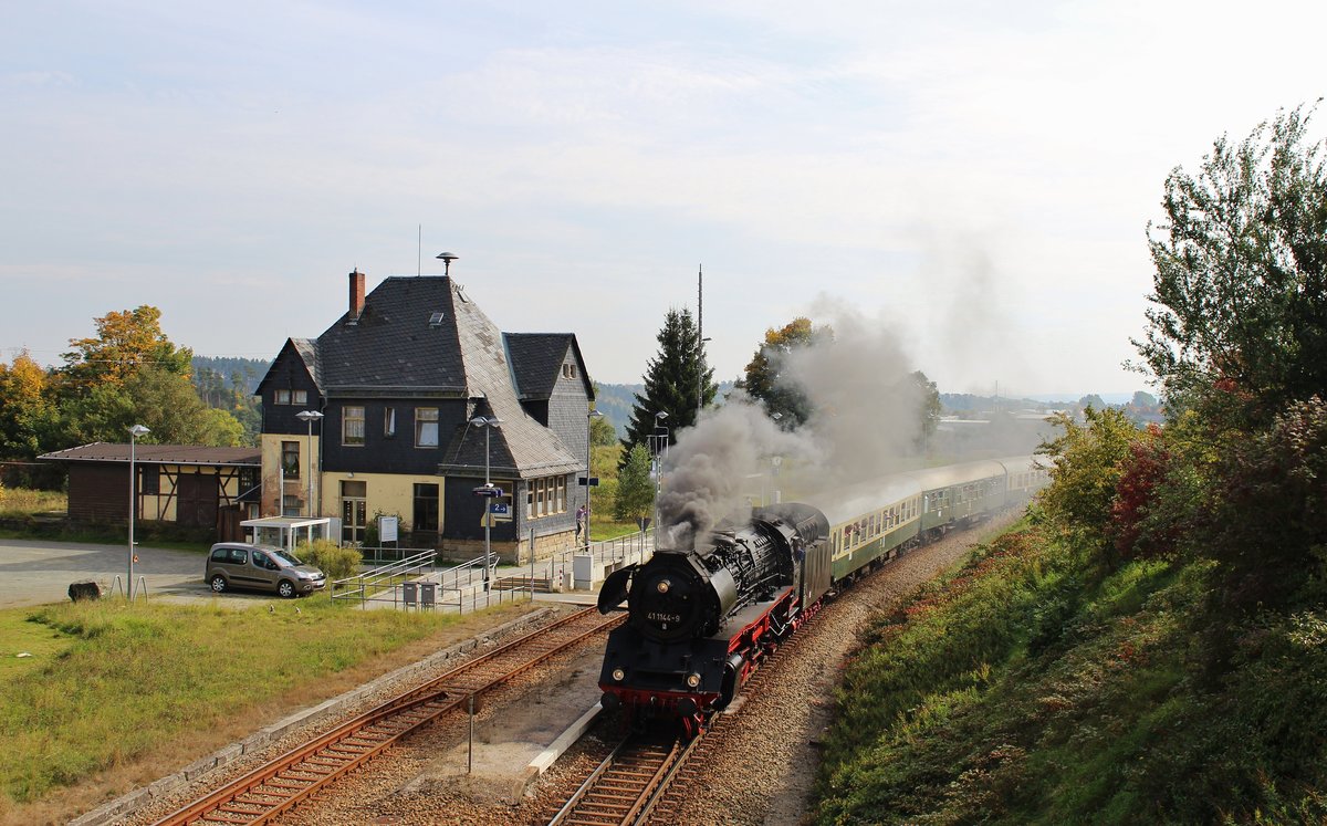 41 1144-9 bespannte am 30.09.17 den Sormitztal-Express von Erfurt nach Blankenstein. Hier ist der Zug auf der Pendelfahrt von Blankenstein nach Saalfeld/Saale in Unterlemnitz zu sehen.