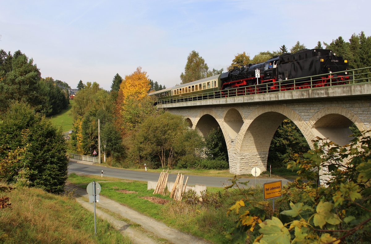 41 1144-9 bespannte am 30.09.17 den Sormitztal-Express von Erfurt nach Blankenstein. Hier ist der Zug nach dem umsetzen in Bad Lobenstein zu sehen.