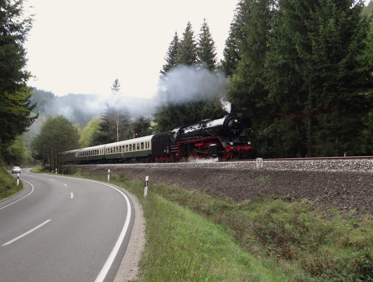 41 1144-9 mit dem Sormitztal-Express zu sehen am 05.10.14 hinter Grünau Lichtentanner Bahnhof.