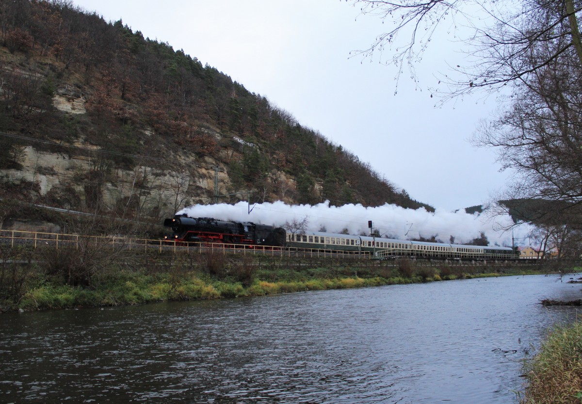 41 1144 fhrt am 30.11.13 mit dem Wartburg Express durch Remschtz.