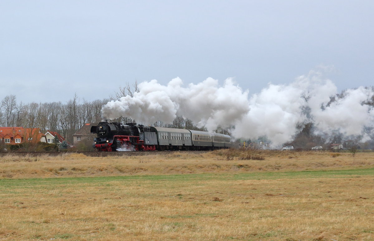 41 1144 ist mit einem Sonderzug am Haken unterwegs von Erfurt Hbf über Oberhof und Zella-Mehlis nach Eisenach, hier kurz hinter Neudietendorf.

Neudietendorf, 09. Dezember 2017