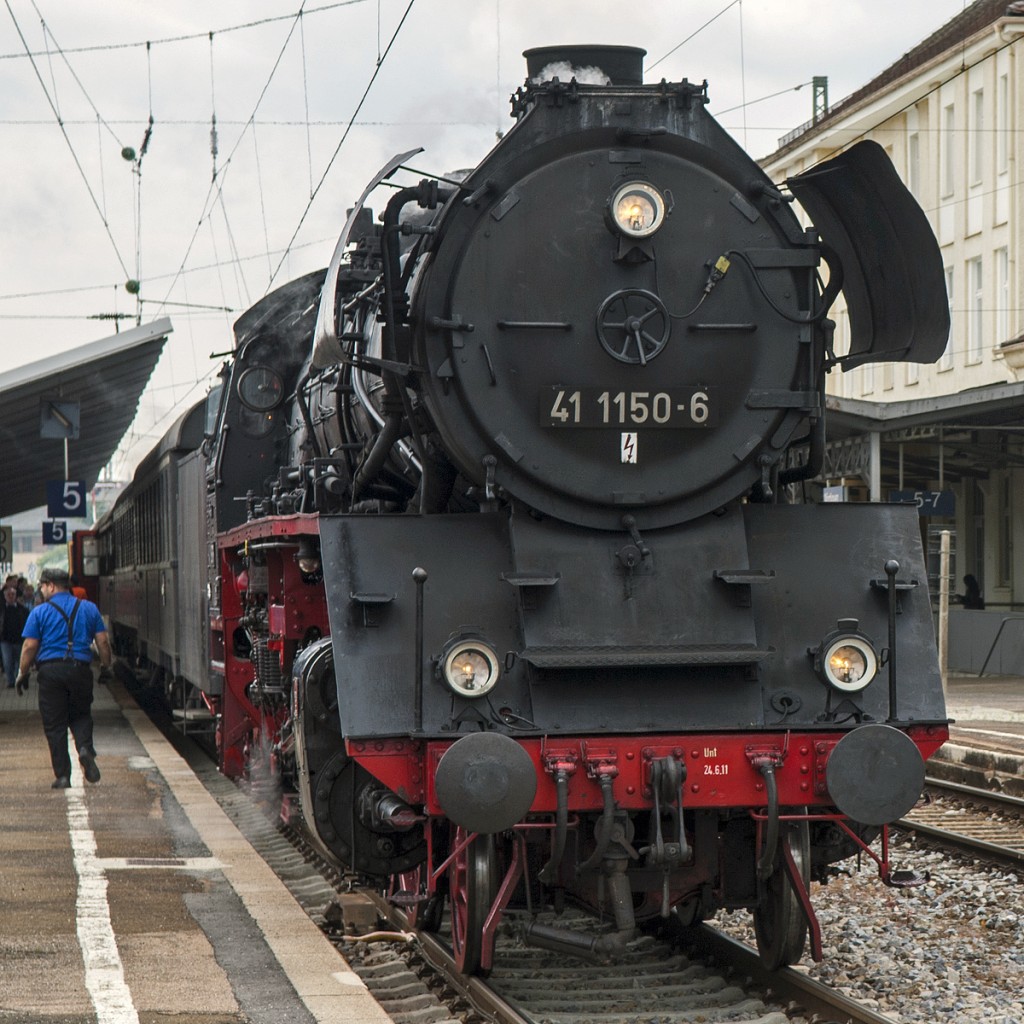 41 1150-6 setzt sich an die Spitze des Museumszuges des Bayerischen Eisenbahnmuseums, den S3/6 Nr. 3673 aus dem Bw Nördlingen in den Bahnhof gezogen hat. 41 1150-6 übernimmt die Ersatzleistung für 3673, die wegen eines Radsatzschadens nicht streckentauglich ist. 29.05.2014

Hersteller: F. Schichau Maschinen- und Lokfabrik, Elbing
Fabriknr. 3356
Baujahr 1939
Erst-Bw: Stettin
weitere Beheimatungen: Oebisfelde, Güsten
UIC-Nr.: 90 80 0041 150-8 D-BYB
Betreibernr. z.Z.d. Aufnahme: 41 1150-6
ursprüngl. Betriebsnr.: 41 150
Umzeichnungen: 01.07.1970 (41 1150-6), ? (90 80 0041 150-8 D-BYB)
Eigentümer z.Z.d. Aufnahme: Bayerisches Eisenbahnmuseum (BEM), Nördlingen
Ausmusterung (DR): 01.10.1992
Radsatzfolge: 1'D1'h2
Dienstmasse o. Tender (t) 103
max. Radsatzfahrmasse (t): 20
Vmax (km/h): 90
Leistung (PSi): 1990
LüP (mm): 23.905