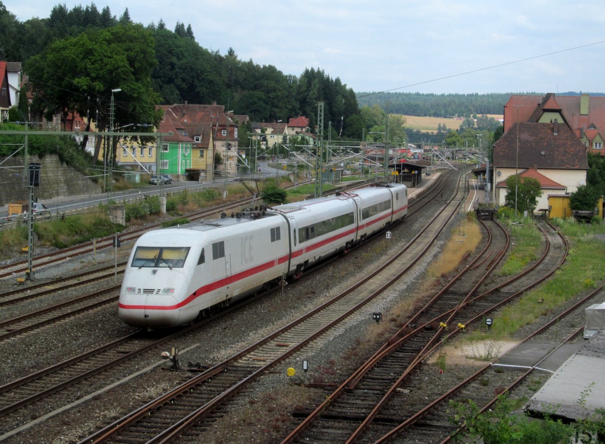 410 101-0 durchfährt am 01. August 2014 den Bahnhof Kronach in Richtung Saalfeld.