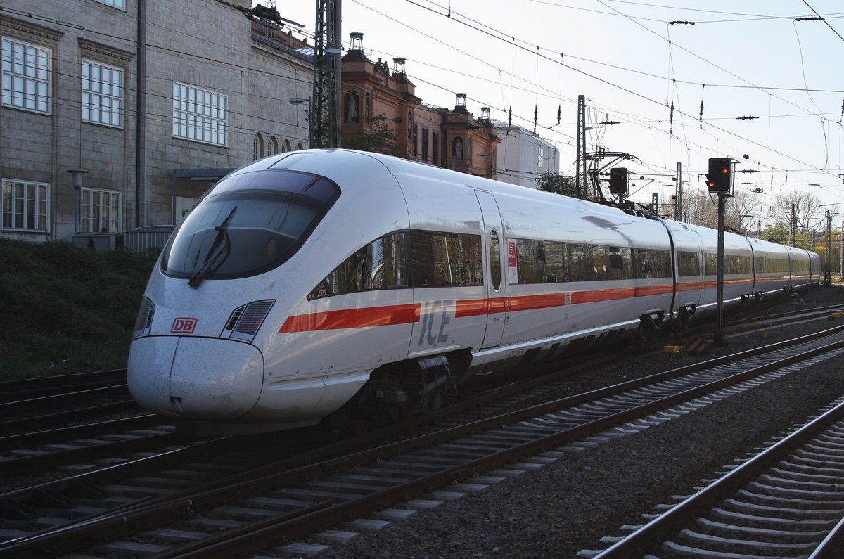 411 001-1  Neustadt an der Weinstraße  und 411 060-7  Markt Holzkirchen  sind als ICE1208 aus Innsbruck Hbf. am 21.4.2016 nach Hamburg gekommen, gerade wird der Hauptbahnhof verlassen, das Ziel der Fahrt ist Hamburg-Altona. 