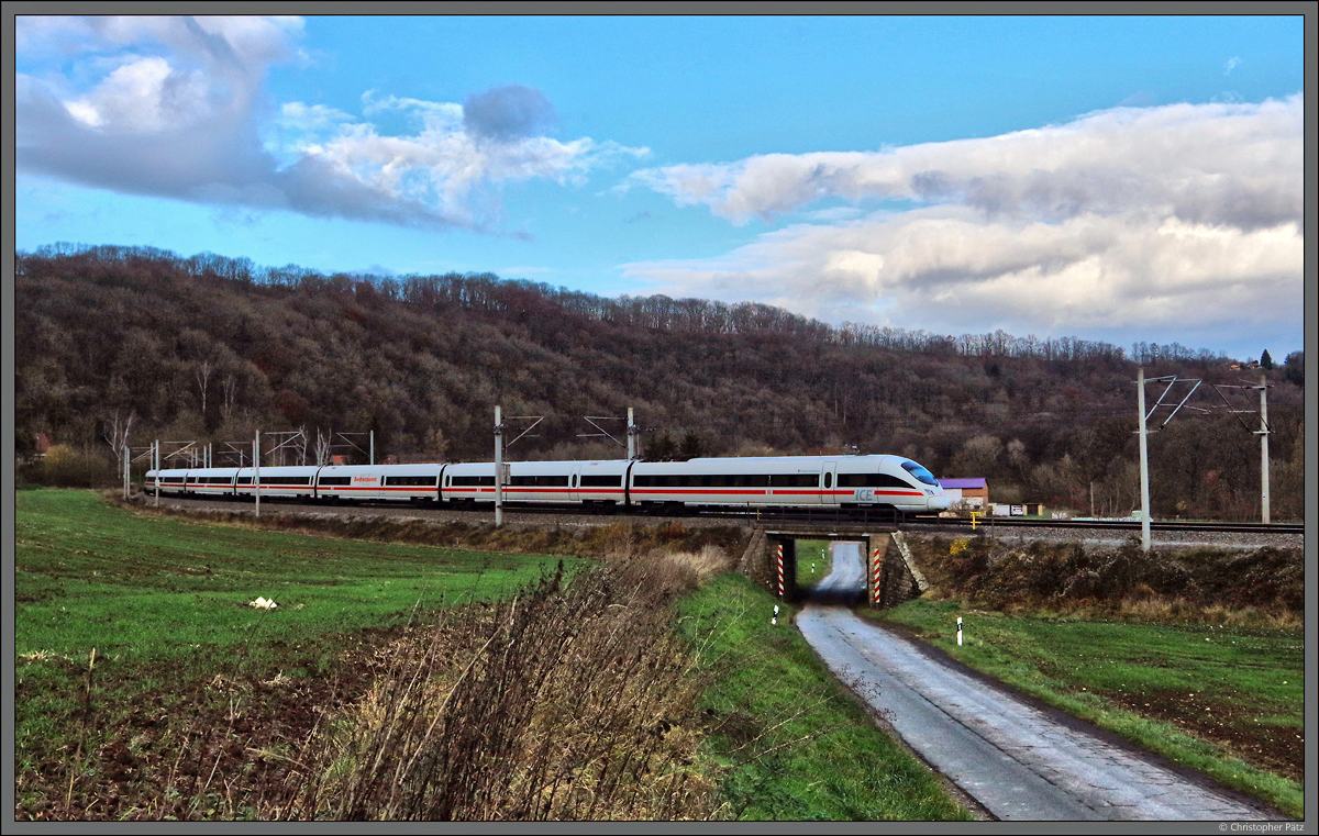 411 018-5  Plauen  rollt am 26.11.2017 durch das Saaletal bei Döbritschen.