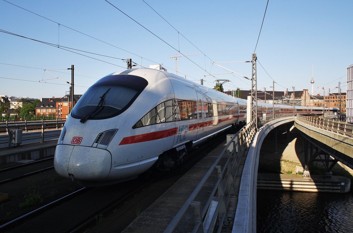 411 025-0  Arnstadt  verlässt am 13.5.2016 als ICE2591 von Köln Hauptbahnhof nach Berlin Ostbahnhof den Berliner Hauptbahnhof.